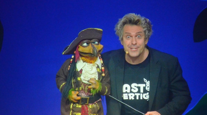 Zu sehen ist ein Puppenspieler mit einer Piraten-Puppe.