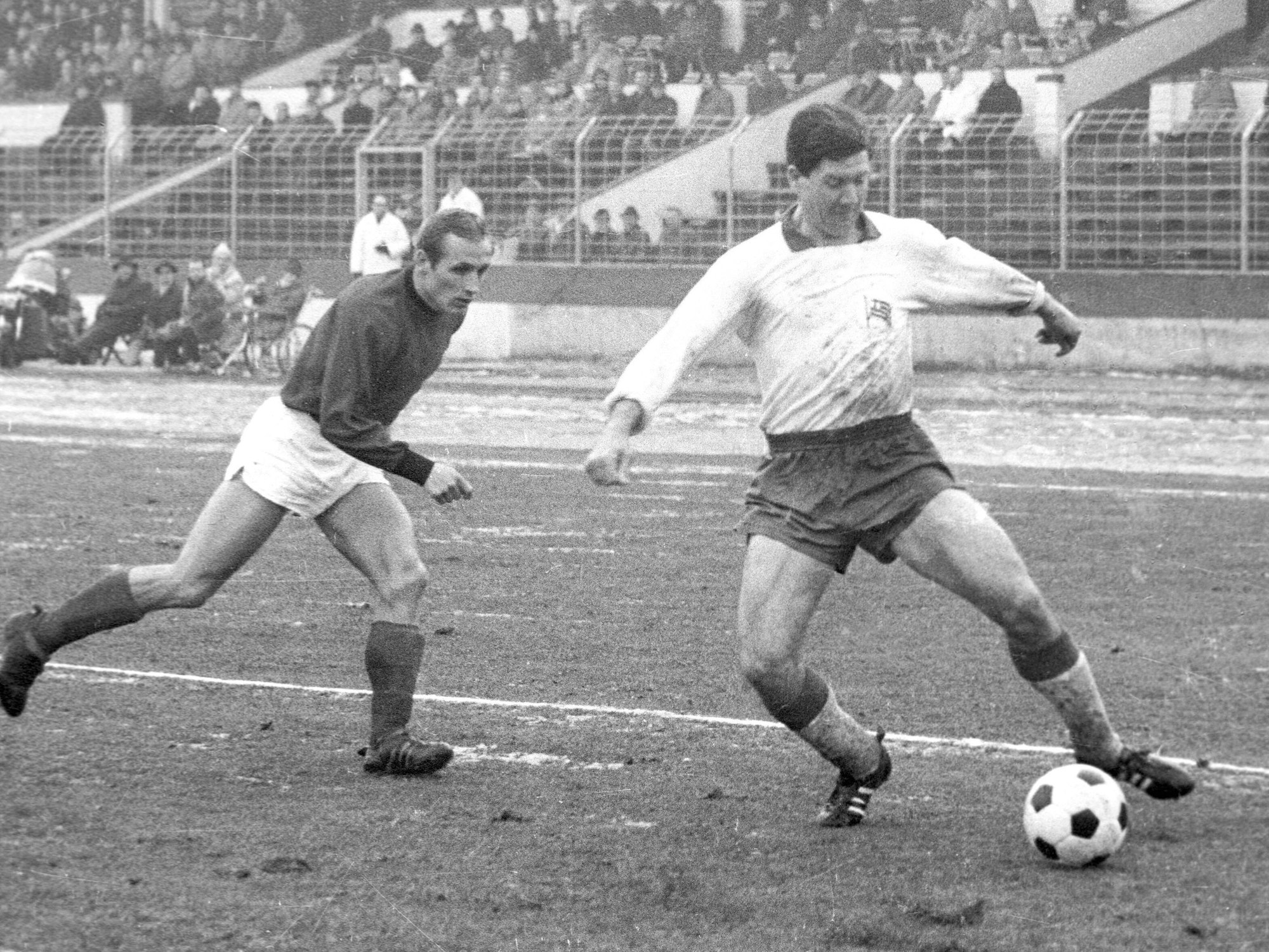 FC-Profi Horst Szymaniak (r.) mit Ball am Fuß, wird verfolgt von Berlins Heinz Hornig.