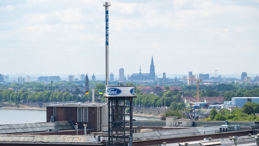 Blick auf das Werksgelände von Ford, im Hintergrund der Kölner Dom.