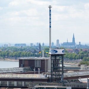 Blick auf das Werksgelände von Ford, im Hintergrund der Kölner Dom.