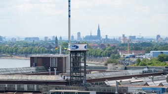Das Bild zeigt das Werksgelände von Ford, im Hintergrund ist die Kölner Skyline zu sehen.
