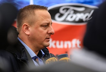 Benjamin Gruschka, Betriebsratsvorsitzender von Ford, spricht am 23. Januar 2023 vor dem Kölner Werksgelände zu Journalisten.