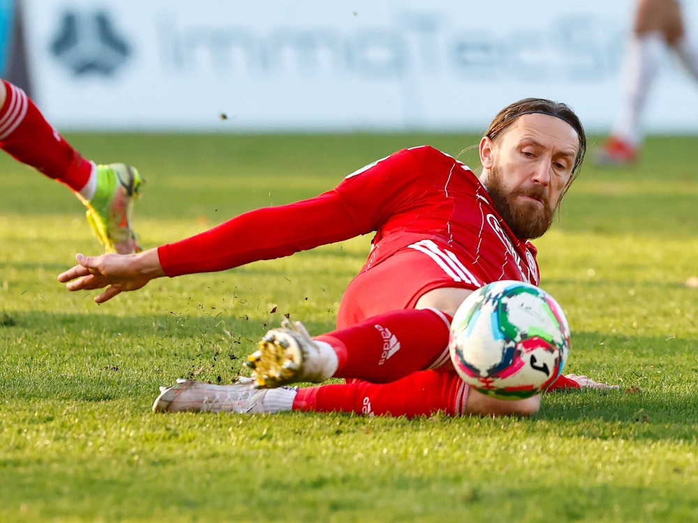 Adam Bodzek versucht, einen Ball mithilfe einer Grätsche zu bekommen. (Foto: 19.11.2022)