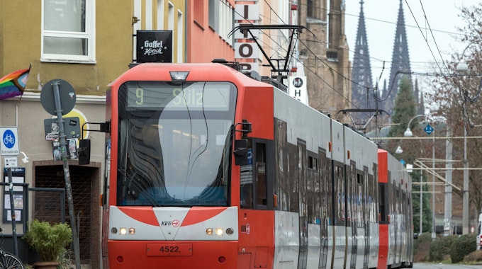 Eine Bahn der Linie 9 fährt durch die Kölner Innenstadt.