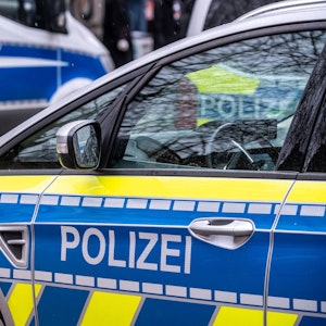 Polizeifahrzeuge in Köln.