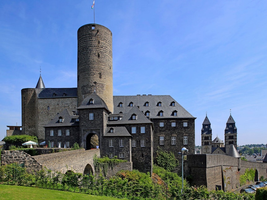 Im Sommer finden in der Genovevaburg die Burgfestspiele Mayen statt.