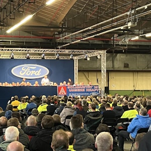 Aufnahme der Betriebsversammlung bei Ford in Köln am 23.01.2023. Das Foto wurde von einem namentlich nicht genannten Mitarbeiter geschossen und der Wirtschaftsredaktion des KStA zur Verfügung gestellt. Bei der Veranstaltung herrscht ein Fotografierverbot.
