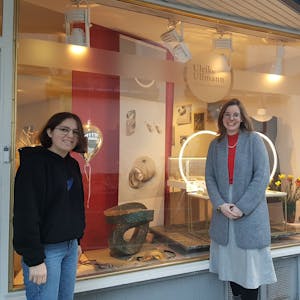Schülerin Linda Paffenholz und Ulrike Ulmann, Besitzerin der Goldschmiede in Brühl, stehen vor dem Geschäft.