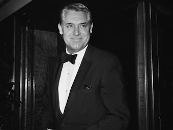 Cary Grant im Anzug bei einer Veranstaltung.