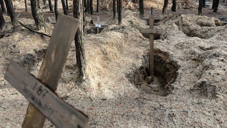 In der Stadt Izium in der Ukraine wurden im Januar 2023 Massengräber entdeckt.