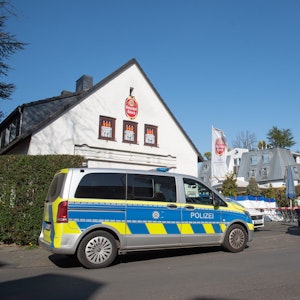 Das Lokal „Alte Post“ in Köln-Weiden. Zwei Fahrzeuge der Polizei stehen davor.