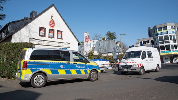 Das Lokal „Alte Post“ in Köln-Weiden. Zwei Fahrzeuge der Polizei stehen davor.