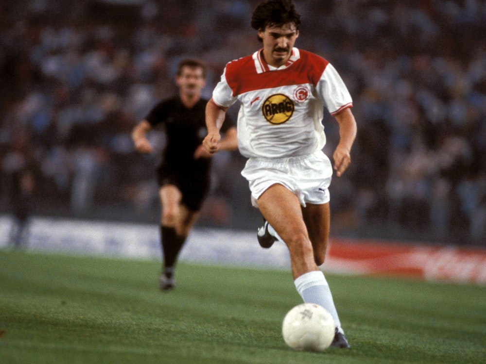 Ralf Dusend treibt den Ball voran. (Foto: 10.10.1984)