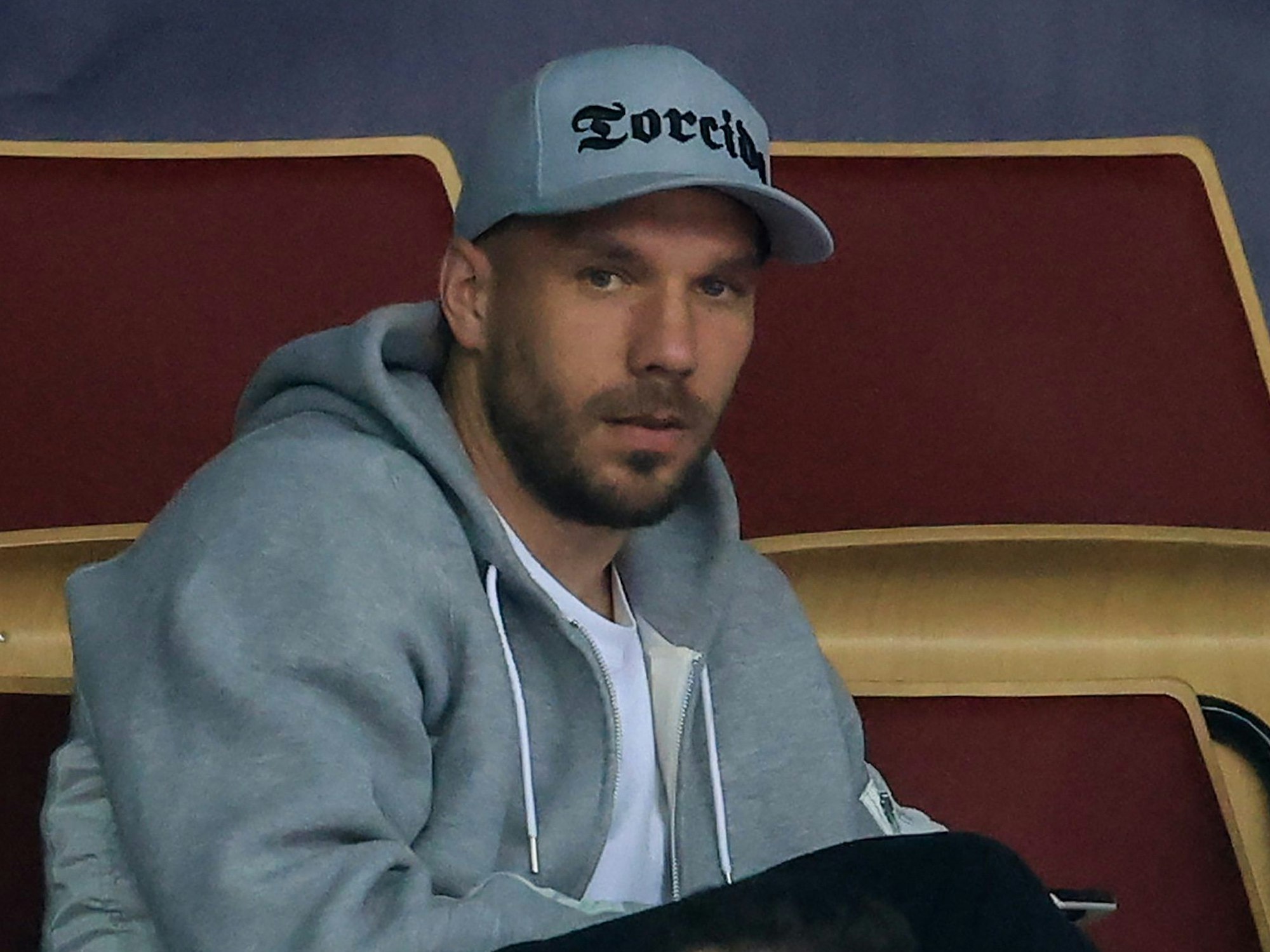 Der frühere Fußall-Nationalspieler Lukas Podolski verfolgt die Partie bei der Handball-WM zwischen Deutschland und Norwegen.