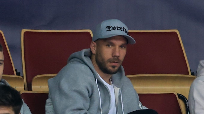 Der frühere Fußall-Nationalspieler Lukas Podolski verfolgt die Partie bei der Handball-WM zwischen Deutschland und Norwegen.