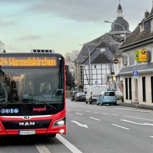 Schnellbus Leverkusen-Wermelskirchen beim Halt in Bergisch Neukirchen