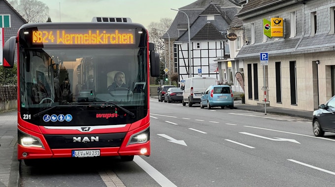 Schnellbus Leverkusen-Wermelskirchen beim Halt in Bergisch Neukirchen