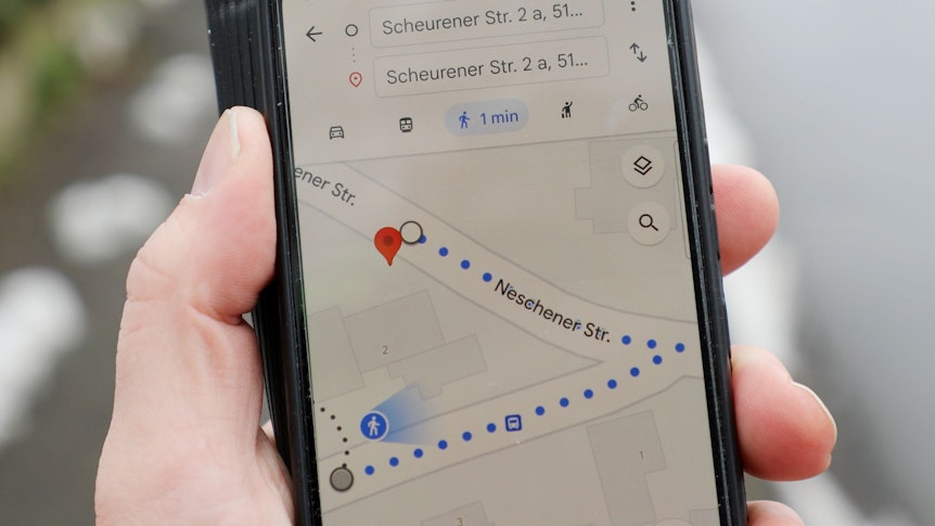 Auf einem Handy ist eine Landkarte zu sehen, in der ein Fußweg eingezeichnet ist.