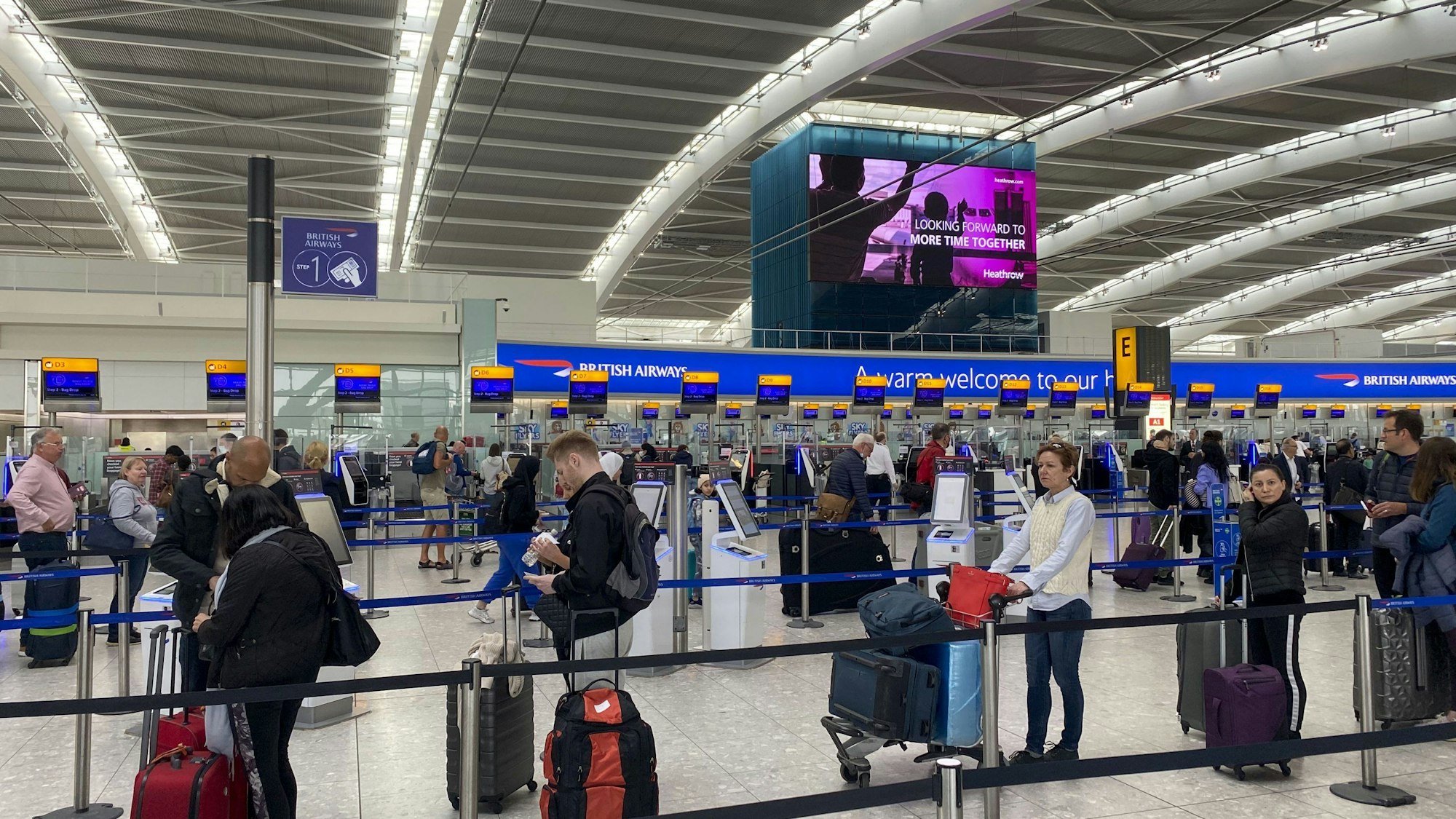 Fluggäste stehen in einer Schlange, um ihr Gepäck im Abflugterminal 5 des Flughafens Heathrow aufzugeben. (Symbolbild)