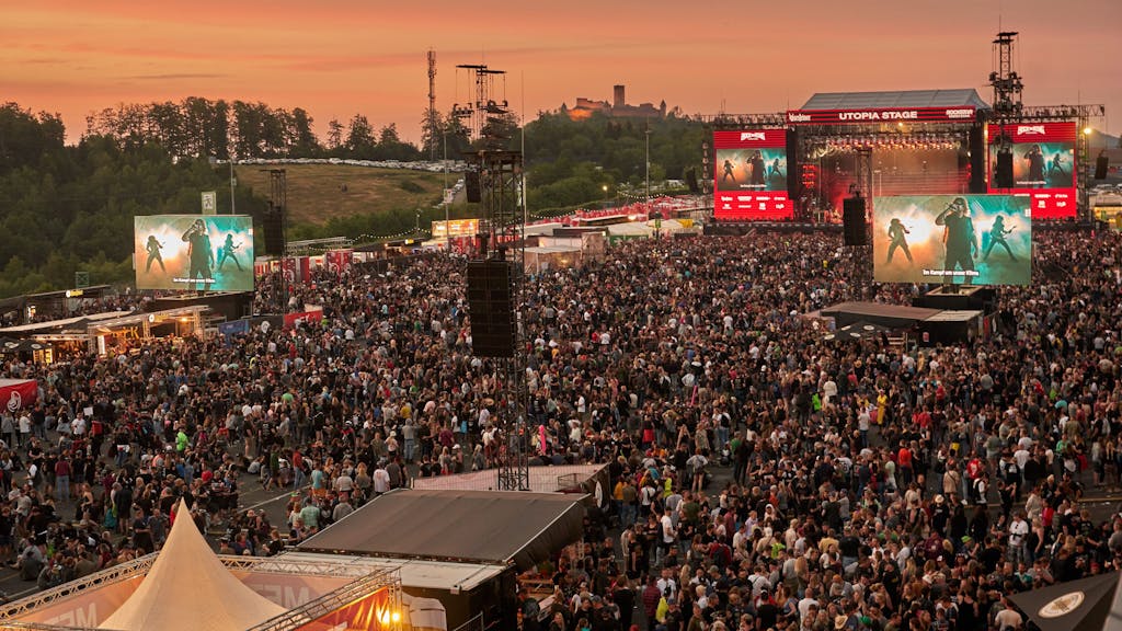 Über dem Gelände des Festivals „Rock am Ring“ geht am 4. Juni 2022 die Sonne unter.