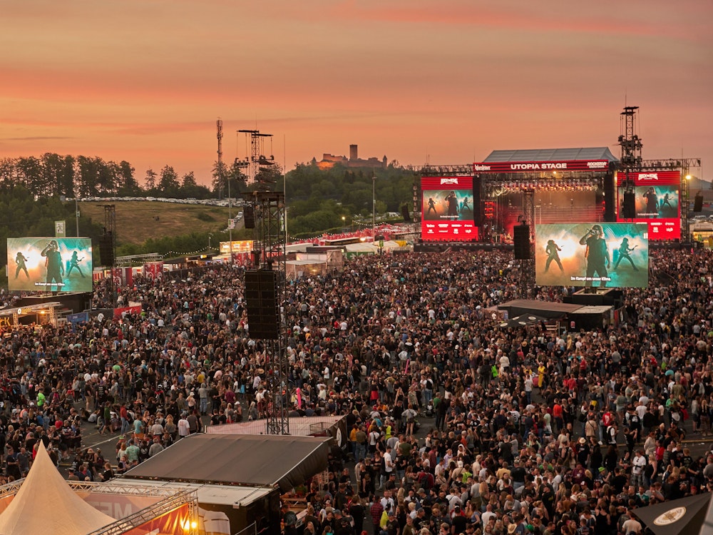 Über dem Gelände des Festivals „Rock am Ring“ geht am 4. Juni 2022 die Sonne unter.