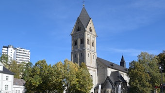 Die Kirche St. Laurentius in Bergisch Gladbach von außen.