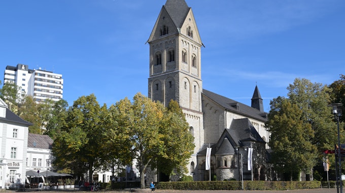 Die Kirche St. Laurentius in Bergisch Gladbach von außen.