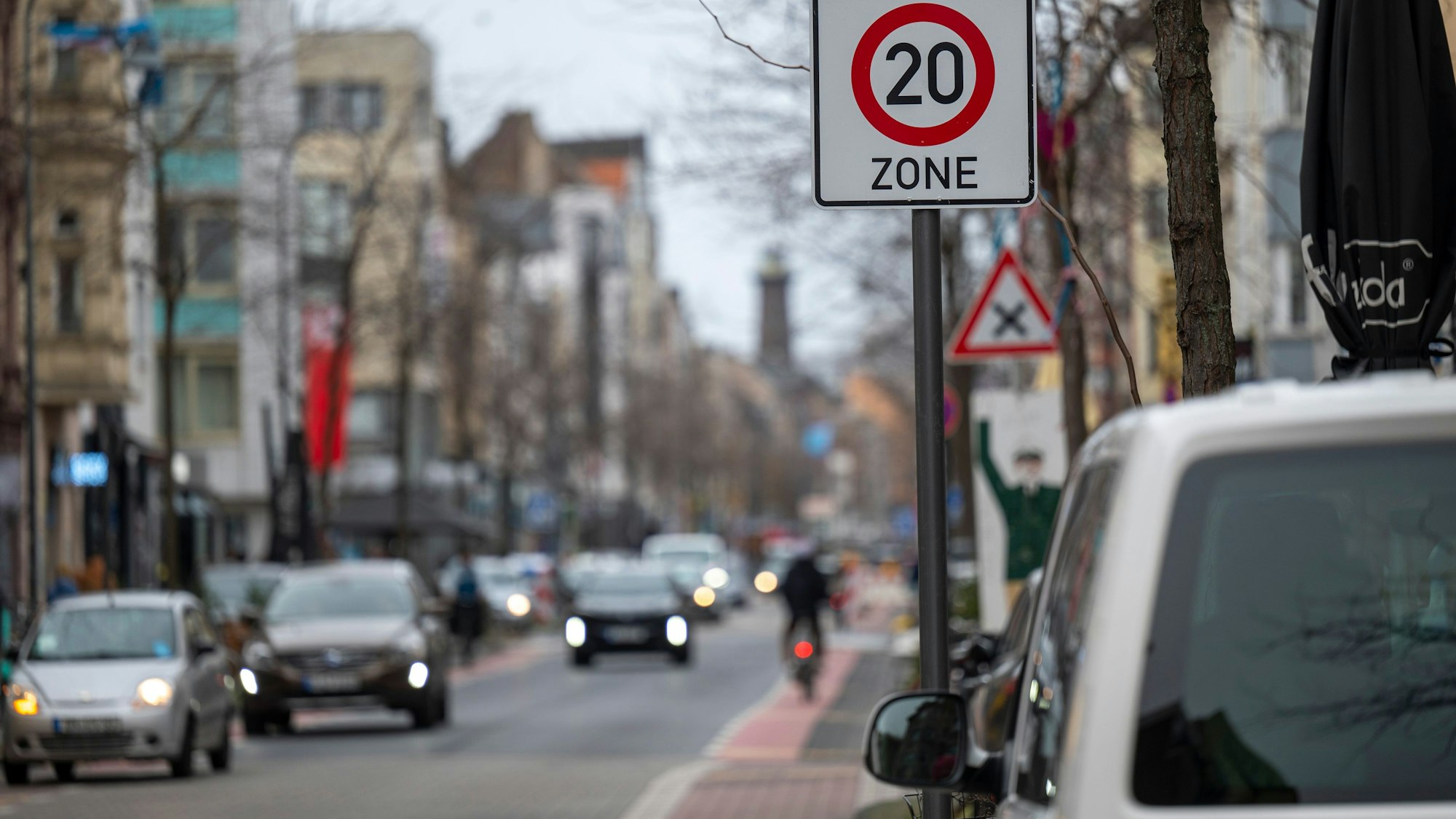 10.01.2023, Köln: In der Venloer Straße stehen Tempo 20 Schilder. In diesem Verkehrsversuch soll der Straßenverkehr beruhigt werden. Foto: Uwe Weiser
