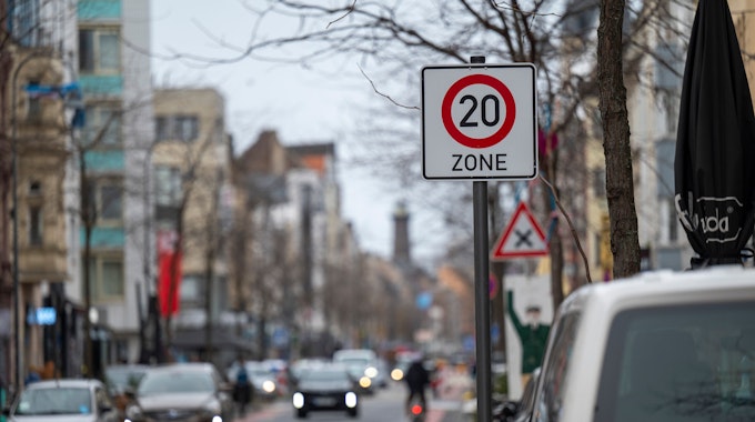 In der Venloer Straße stehen Tempo 20 Schilder. In diesem Verkehrsversuch soll der Straßenverkehr beruhigt werden.