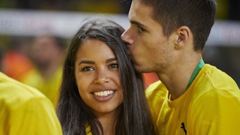 Sarah Richmond und ihr Ehemann Julian Weigl, Spieler von Borussia Mönchengladbach, hier am 27. Mai 2017.