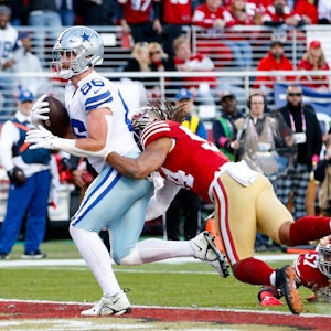 Dalton Schultz (l.) läuft mit dem Football in der Hand zum Touchdown für die Dallas Cowboys.