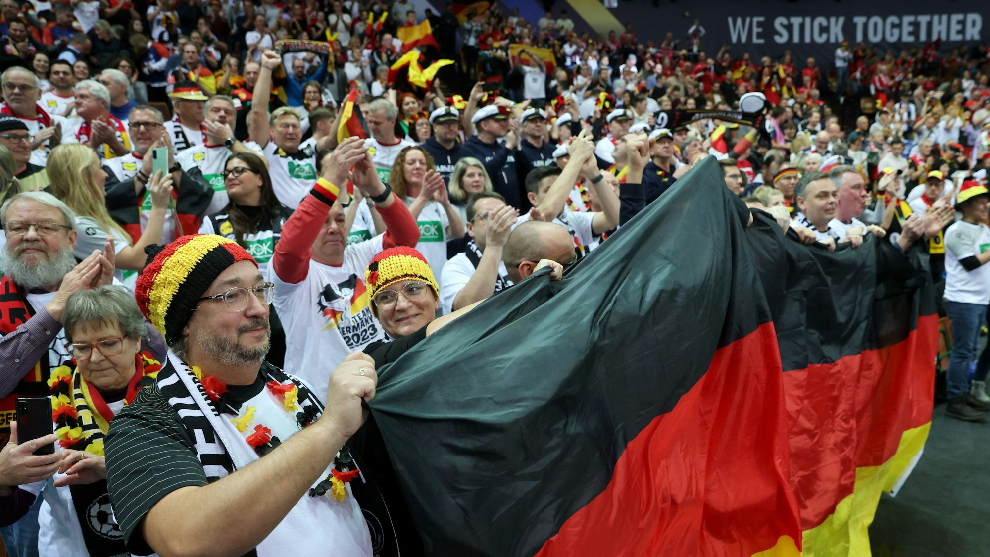 Fans der deutschen Nationalmannschaft sorgen beim Spiel gegen die Niederlande für gute Stimmung.