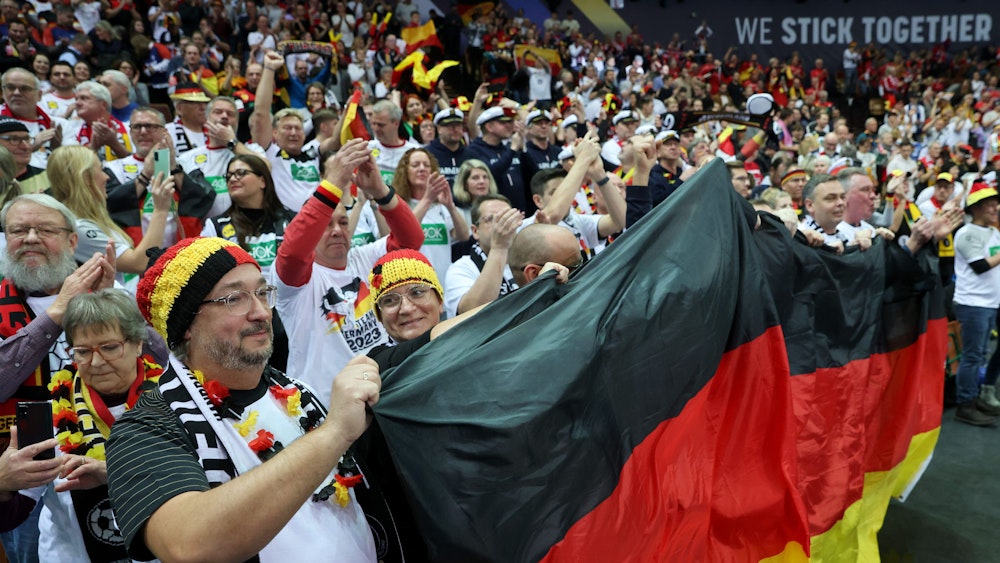 Fans der deutschen Nationalmannschaft sorgen beim Spiel gegen die Niederlande für gute Stimmung.