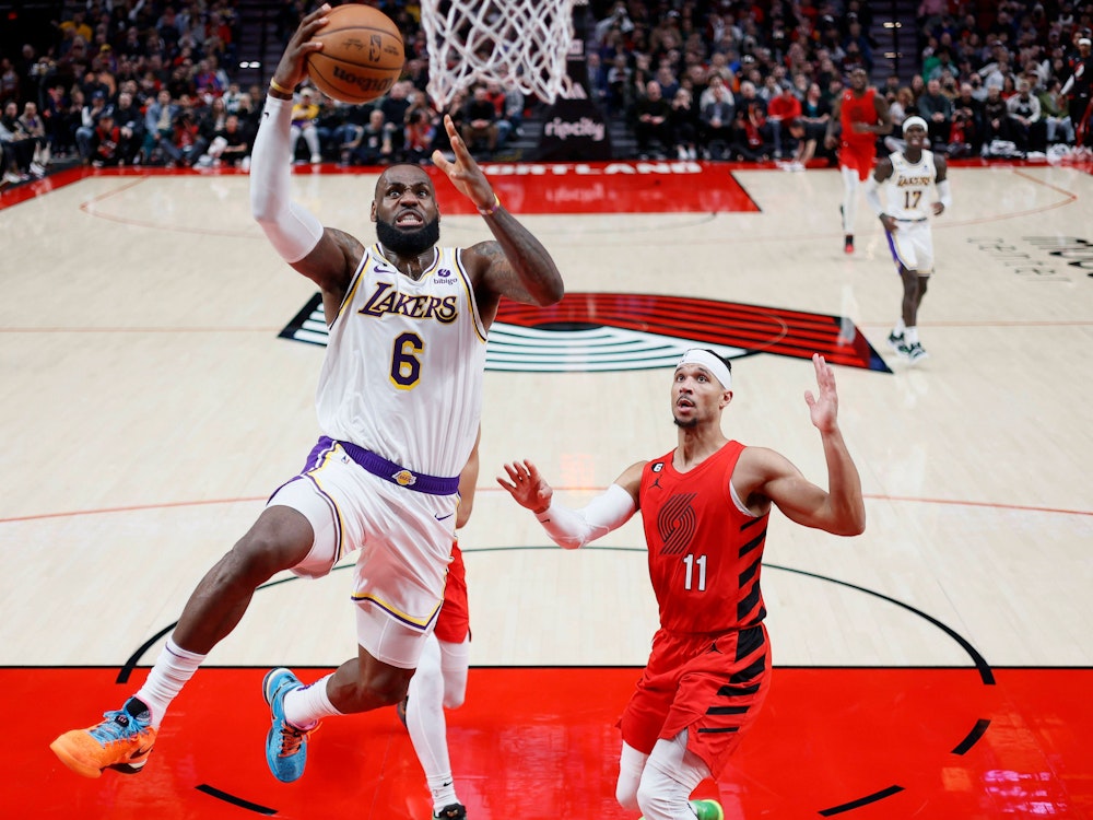 Lakers-Star LeBron James steigt hoch zum Korb beim Spiel gegen die Portland Trail Blazers.