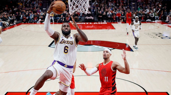Lakers-Star LeBron James steigt hoch zum Korb beim Spiel gegen die Portland Trail Blazers.