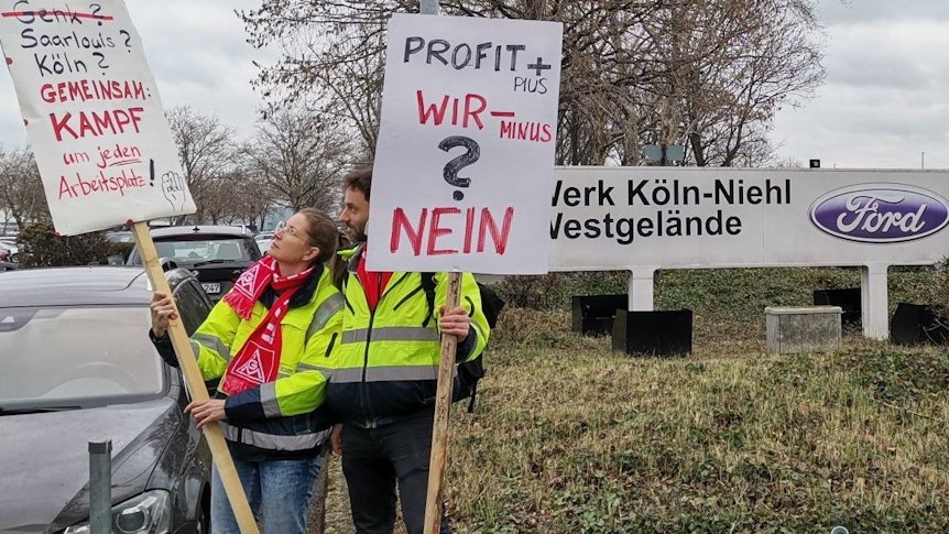 Ulja Held, Lageristin in Merkenich, und Niko Held, Bandarbeiter bei Ford, demonstrieren am 23. Januar 2023 gegen die drohenden Stellenstreichungen.