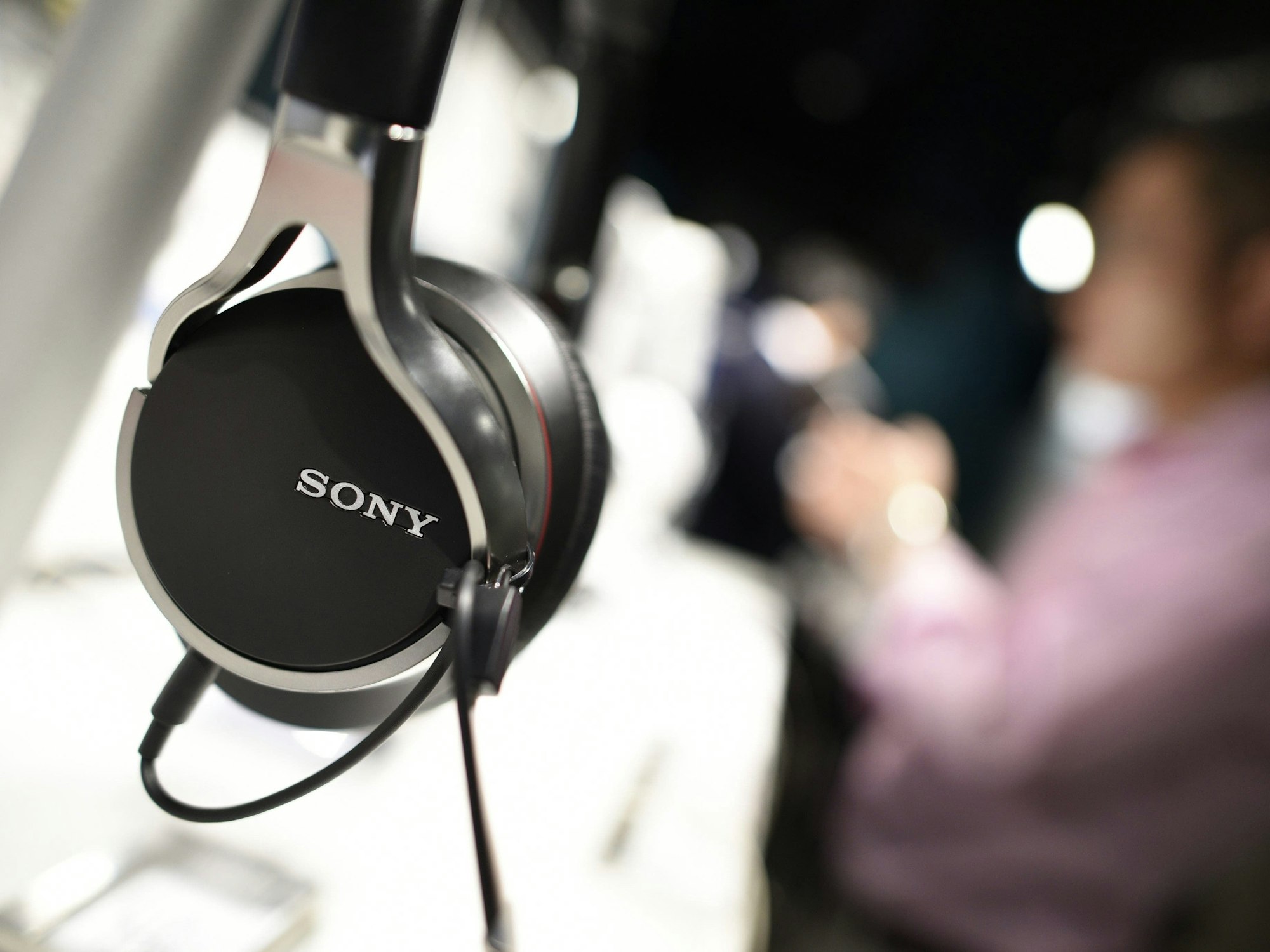 Sony Logo auf Kopfhörer. 
