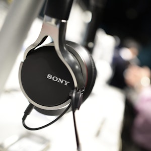Sony Logo auf Kopfhörer.
