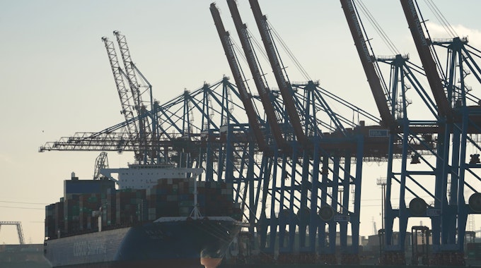 Ein Containerschiff der Reederei Cosco Shipping wird am Containerterminal in Tollerort im Hafen be- und entladen.