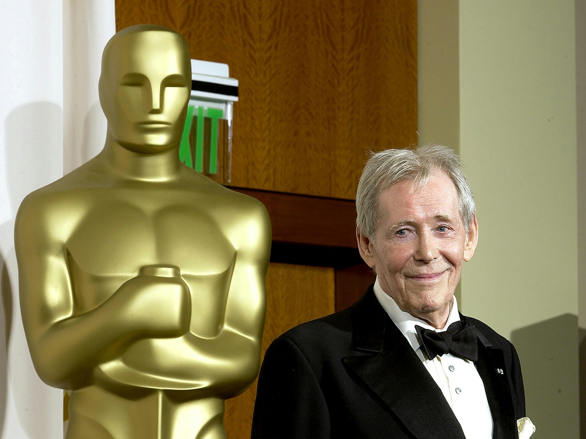 Peter O'Toole neben der Oscar-Statue.