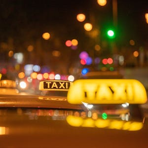 Mehrere Taxis stehen auf einer Straße.
