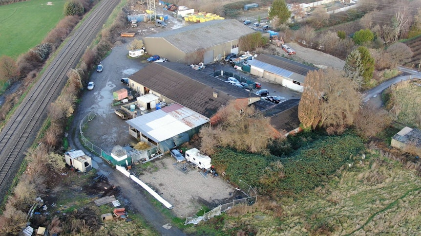 Das Luftbild zeigt den Schlachthof im Vordergrund, direkt an der Bahnlinie gelegen.