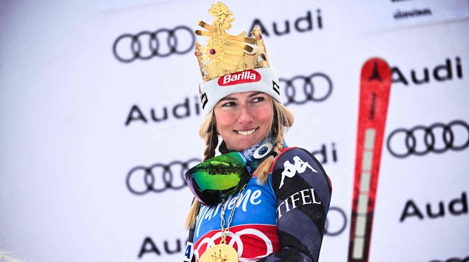 Ski alpin: Mikaela Shiffrin feiert ihren Weltcup-Rekord mit Champagner und Krone in den Dolomiten.