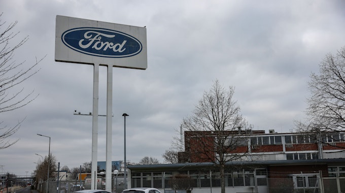Dunkle Wolken ziehen über das Werksgelände von Ford in Köln.