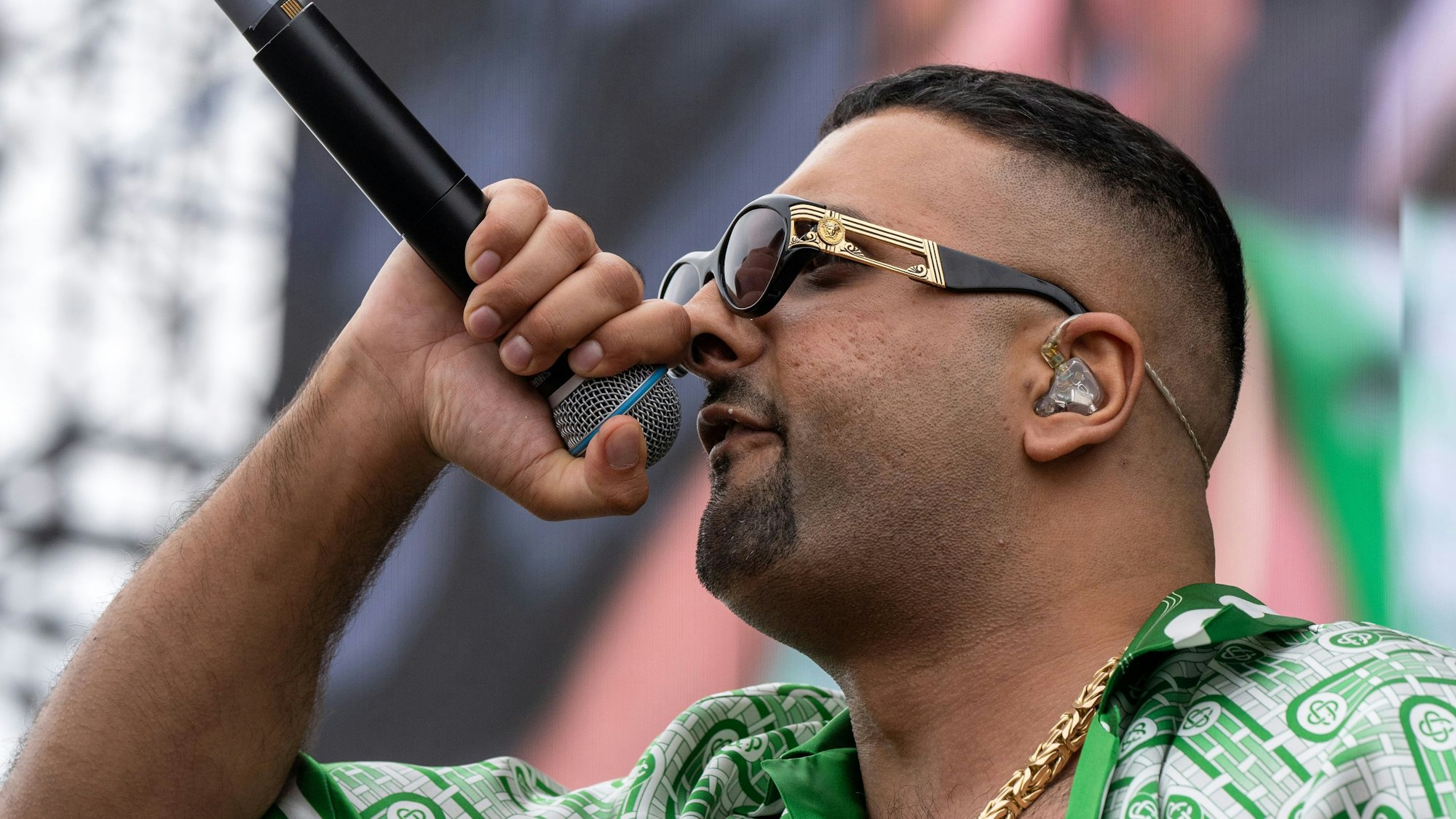 Rapper „SSIO“ tritt auf der Mandora Stage des Open-Air-Festivals “Rock am Ring“ auf.
