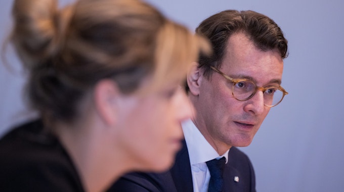 NRW-Regierungschef Hendrik Wüst mit Wirtschaftsministerin Mona Neubaur (Grüne) am Dienstag im Düsseldorfer Landtag.