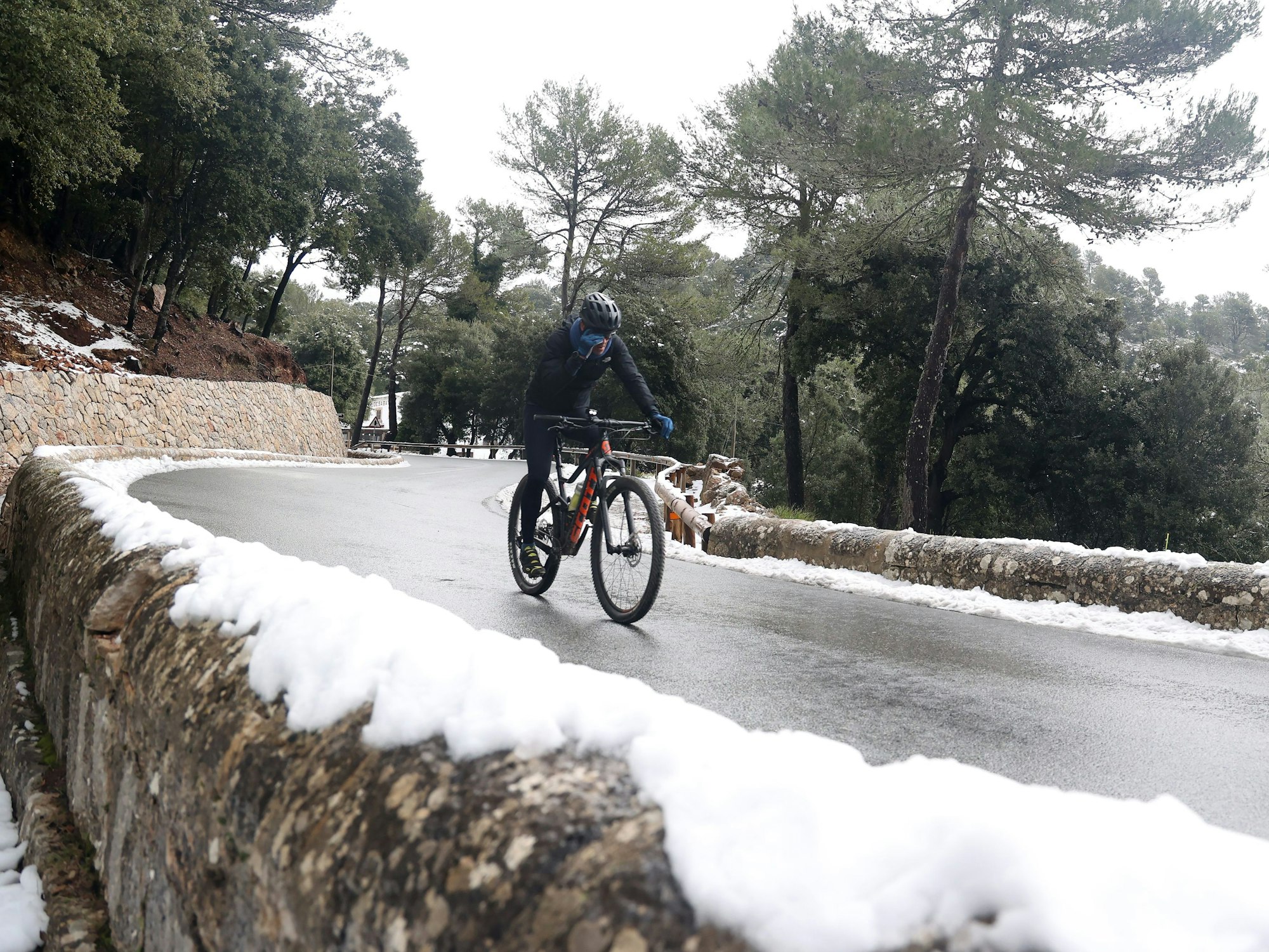 Mallorca: Geräumte Straßen in der Serra de Tramuntana. Die Strecken, die bisher wegen der Schneefälle auf Mallorca gesperrt waren, sind bereits wieder vollständig geöffnet, so der letzte Stand der Inseldirektion für Straßenwesen.