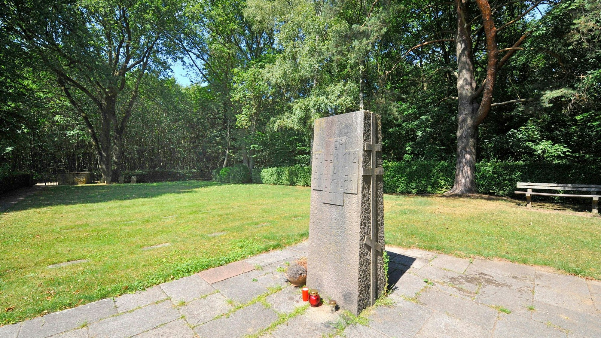 In Rösrath-Hoffnungsthal steht ein Denkmal des Kriegsgefangenenlagers.