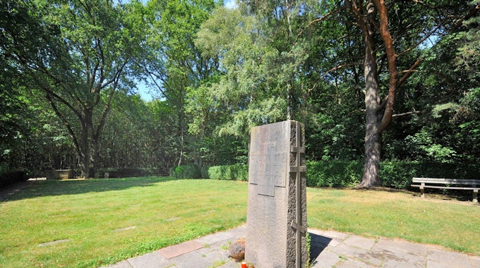 In Rösrath-Hoffnungsthal steht ein Denkmal des Kriegsgefangenenlagers.