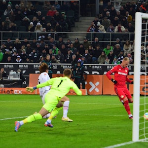 Mitchel Bakker erzielt das 1:0 in Mönchengladbach, laut Xabi Alonso ein "Kack-Tor"